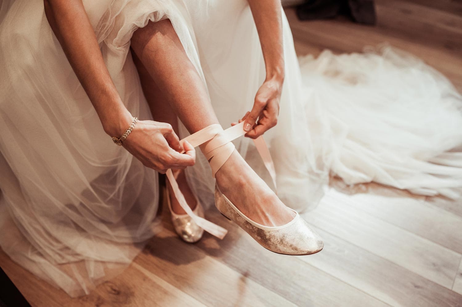 Chaussures de la mariée pendant les préparatifs