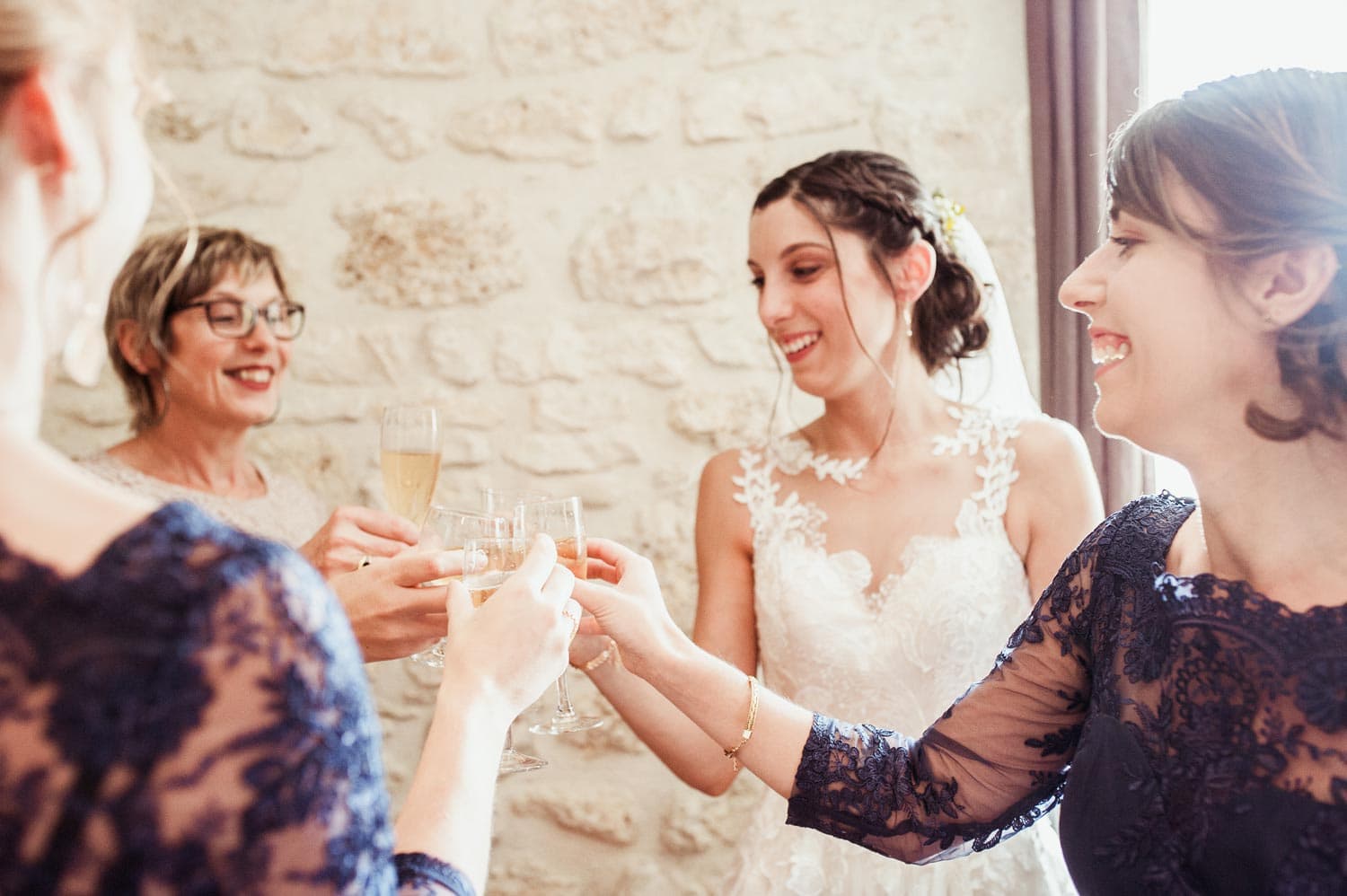Champagne pendant les préparatifs de la mariée